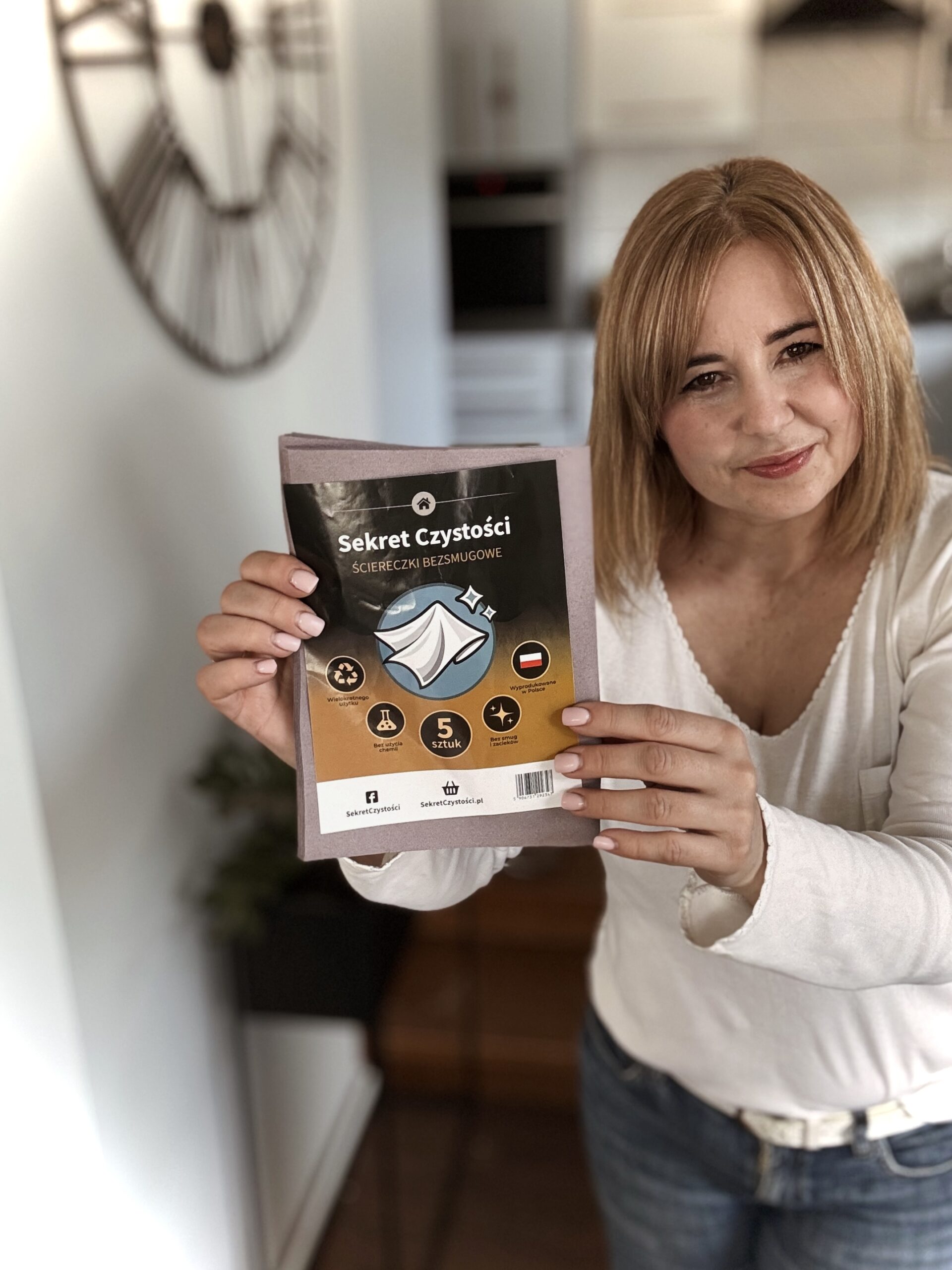 Zadowolona klientka trzyma Magiczne Ściereczki Sekret Czystości
